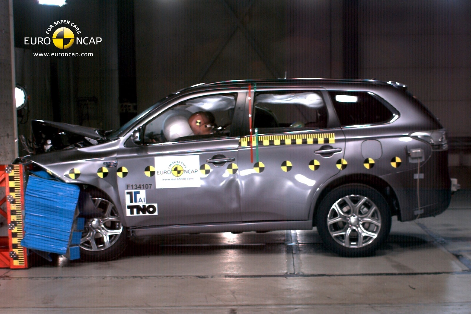 Những mẫu xe nào đạt 5 sao về an toàn của châu Âu? - 7 Mitsubishi Outlander PHEV